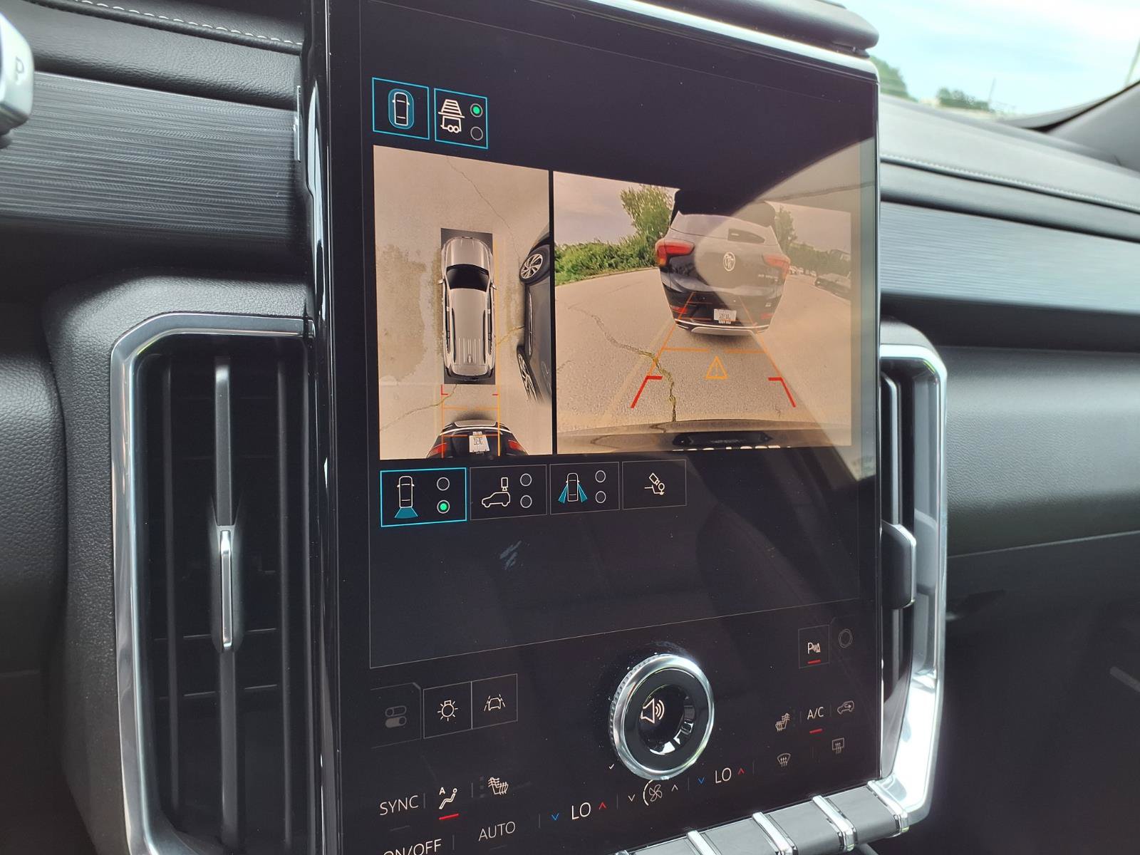 Used 2025 GMC Acadia Elevation w/ Elevation Premium Package FWD image 8