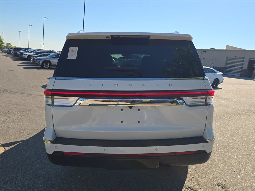 Used 2024 Lincoln Navigator L Reserve AWD/4WD image 4