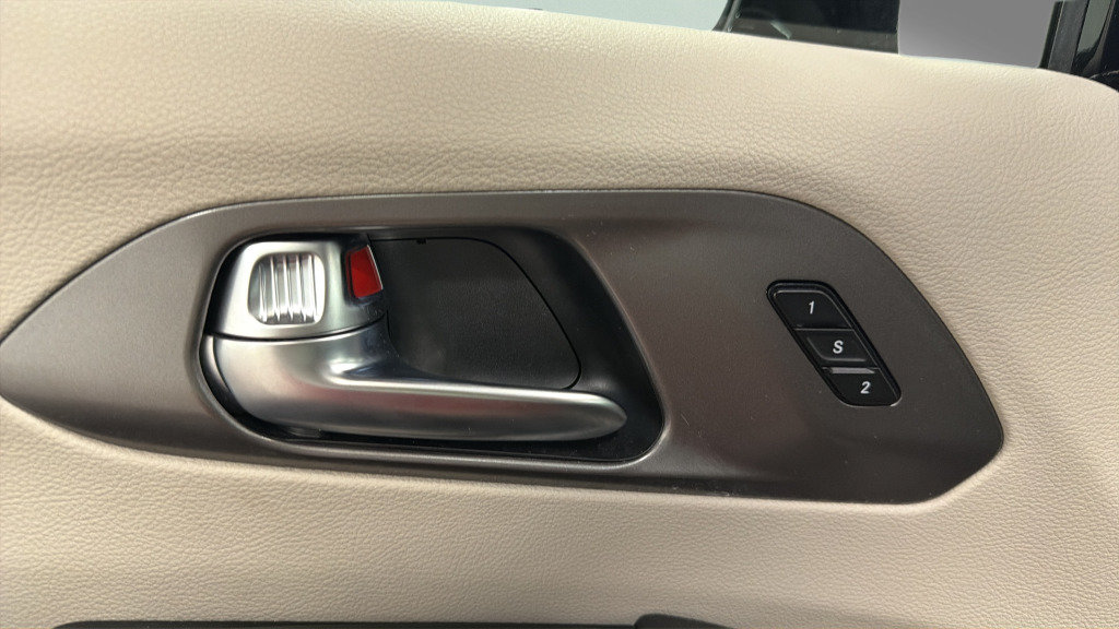 Used 2024 Chrysler Pacifica Touring-L FWD image 16