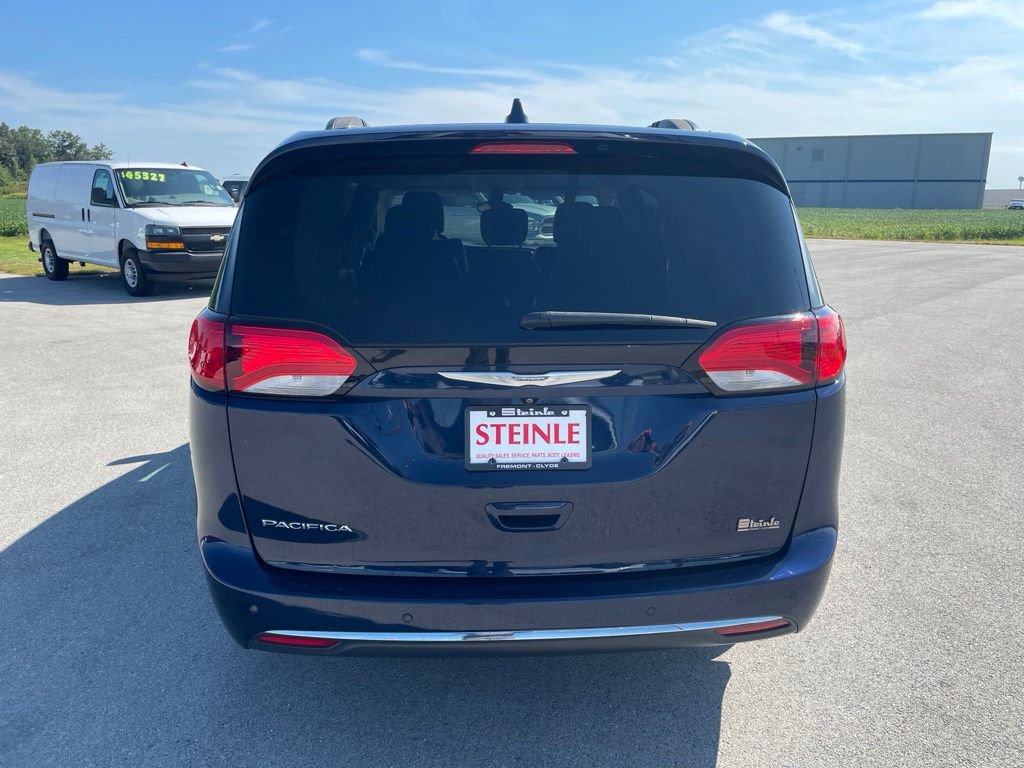 Used 2017 Chrysler Pacifica Touring-L FWD image 6