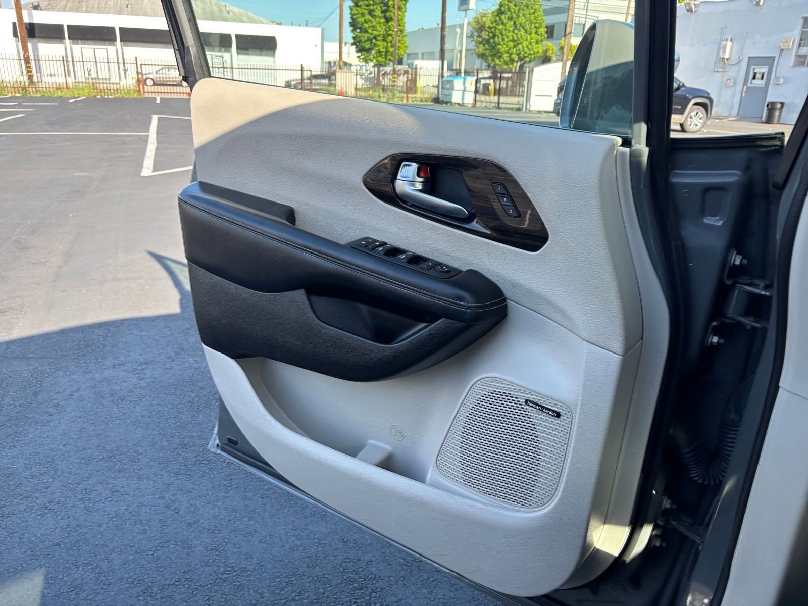 Used 2022 Chrysler Pacifica Limited FWD image 18