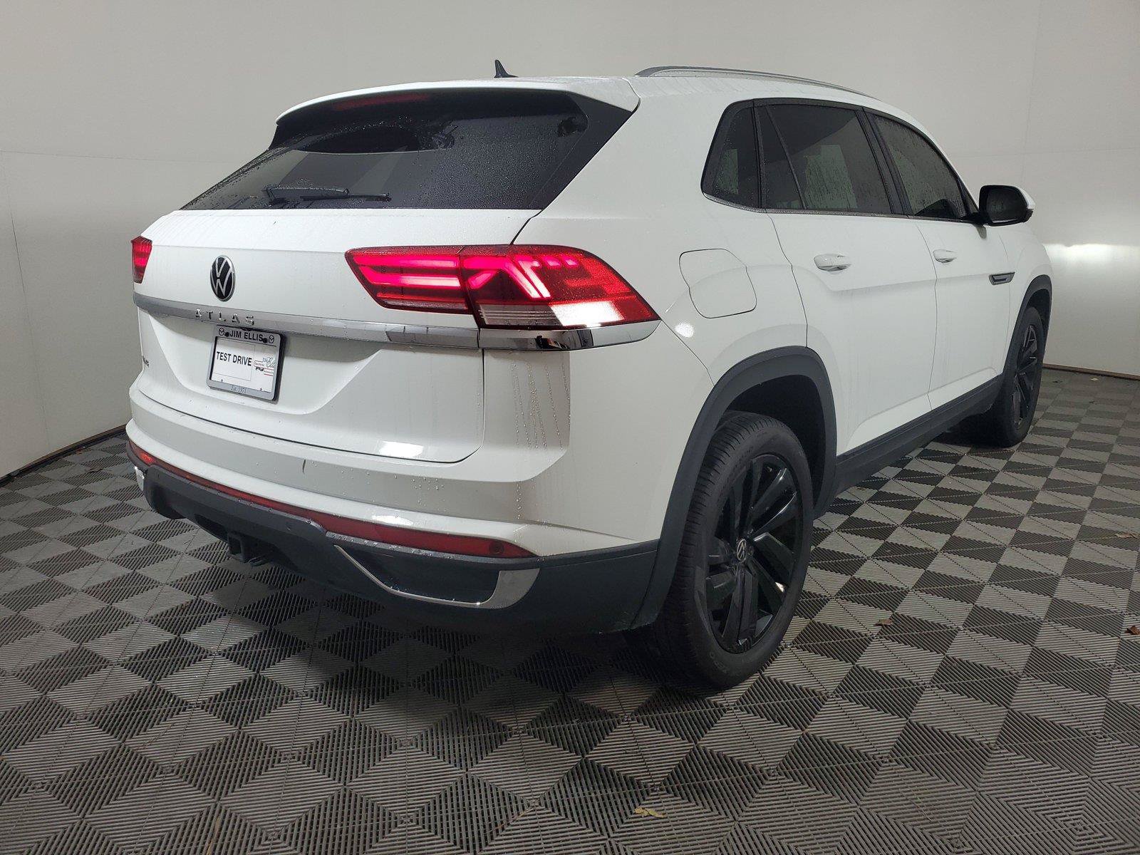Used 2023 Volkswagen Atlas Cross Sport SE w/ Panoramic Sunroof Package FWD image 4