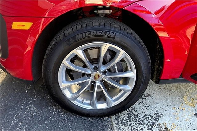 Used 2025 Porsche Macan image 15