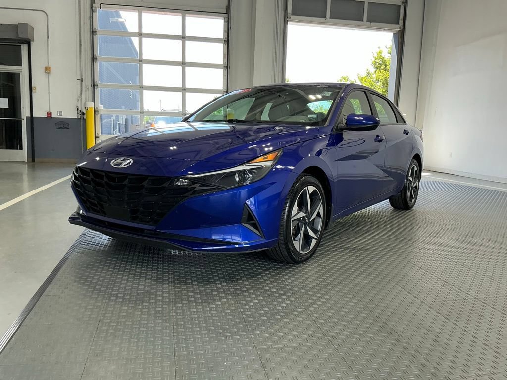 Used 2023 Hyundai Elantra SEL w/ Convenience Package FWD image 2