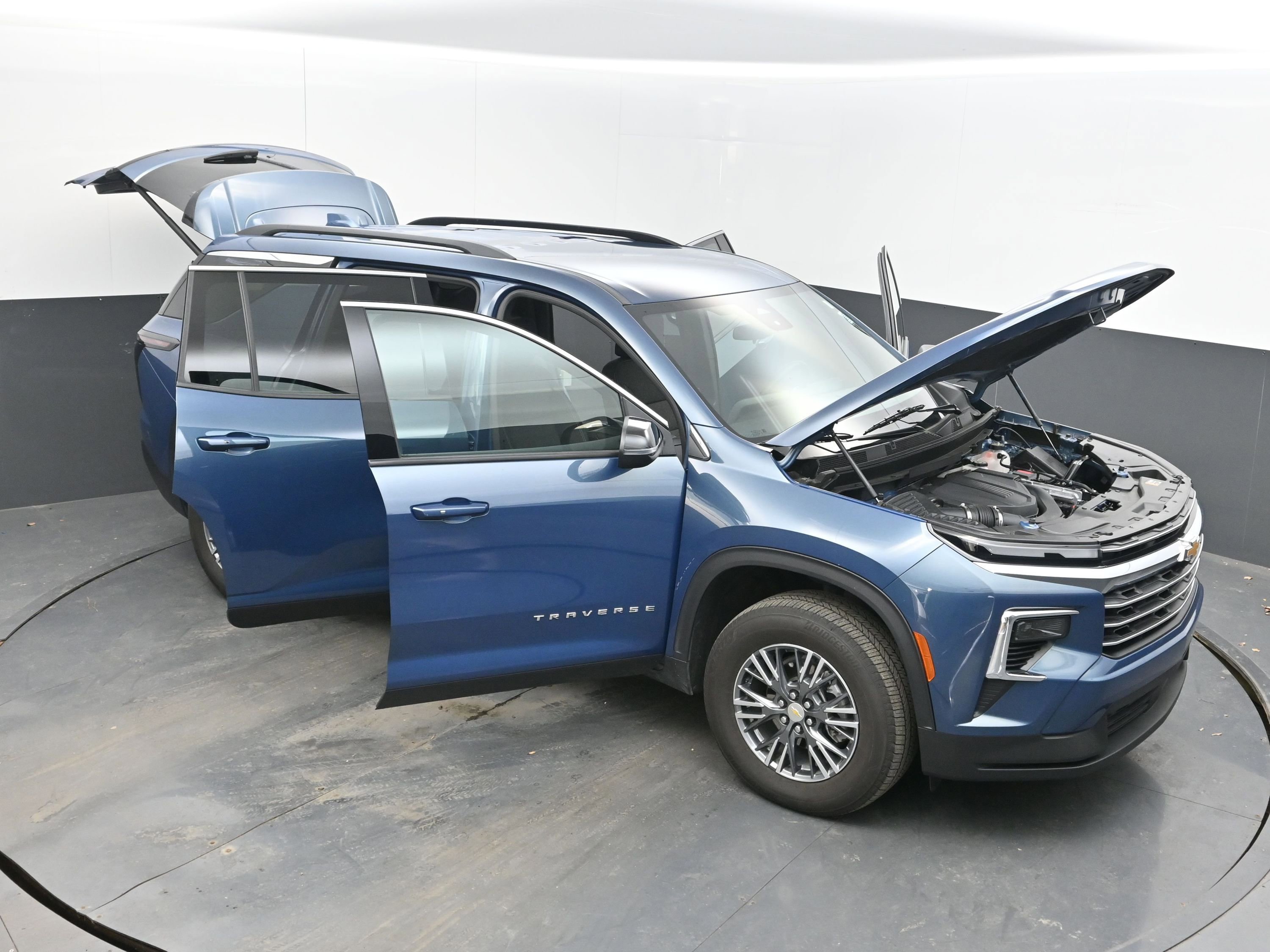 Used 2025 Chevrolet Traverse LT image 40