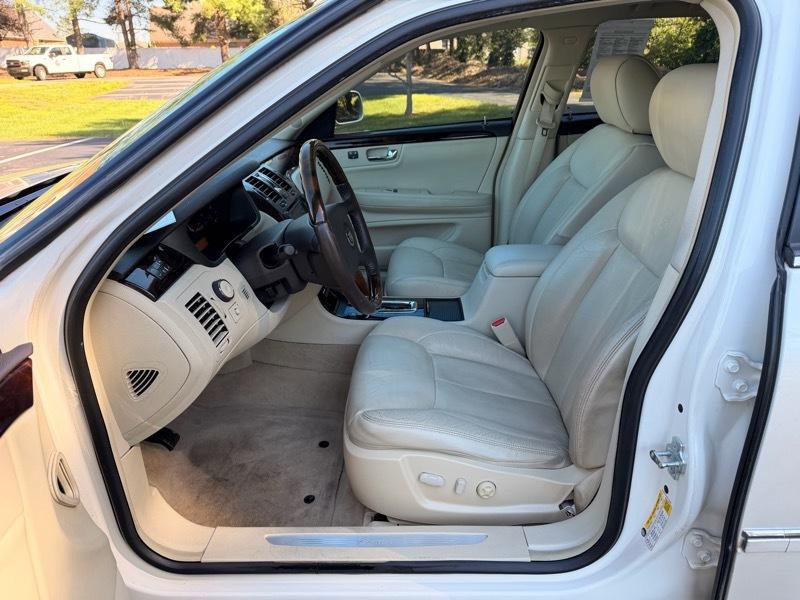 Used 2009 Cadillac DTS Luxury I w/ Sun And Navigation Package FWD image 11