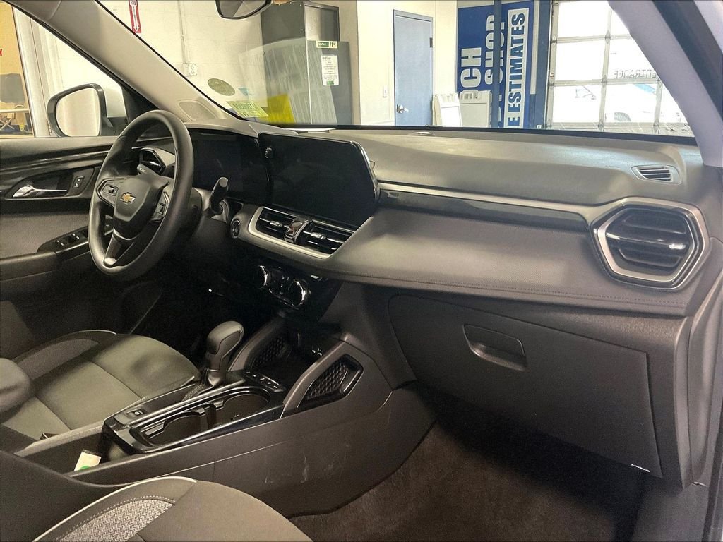 Used 2025 Chevrolet TrailBlazer LT AWD/4WD image 14