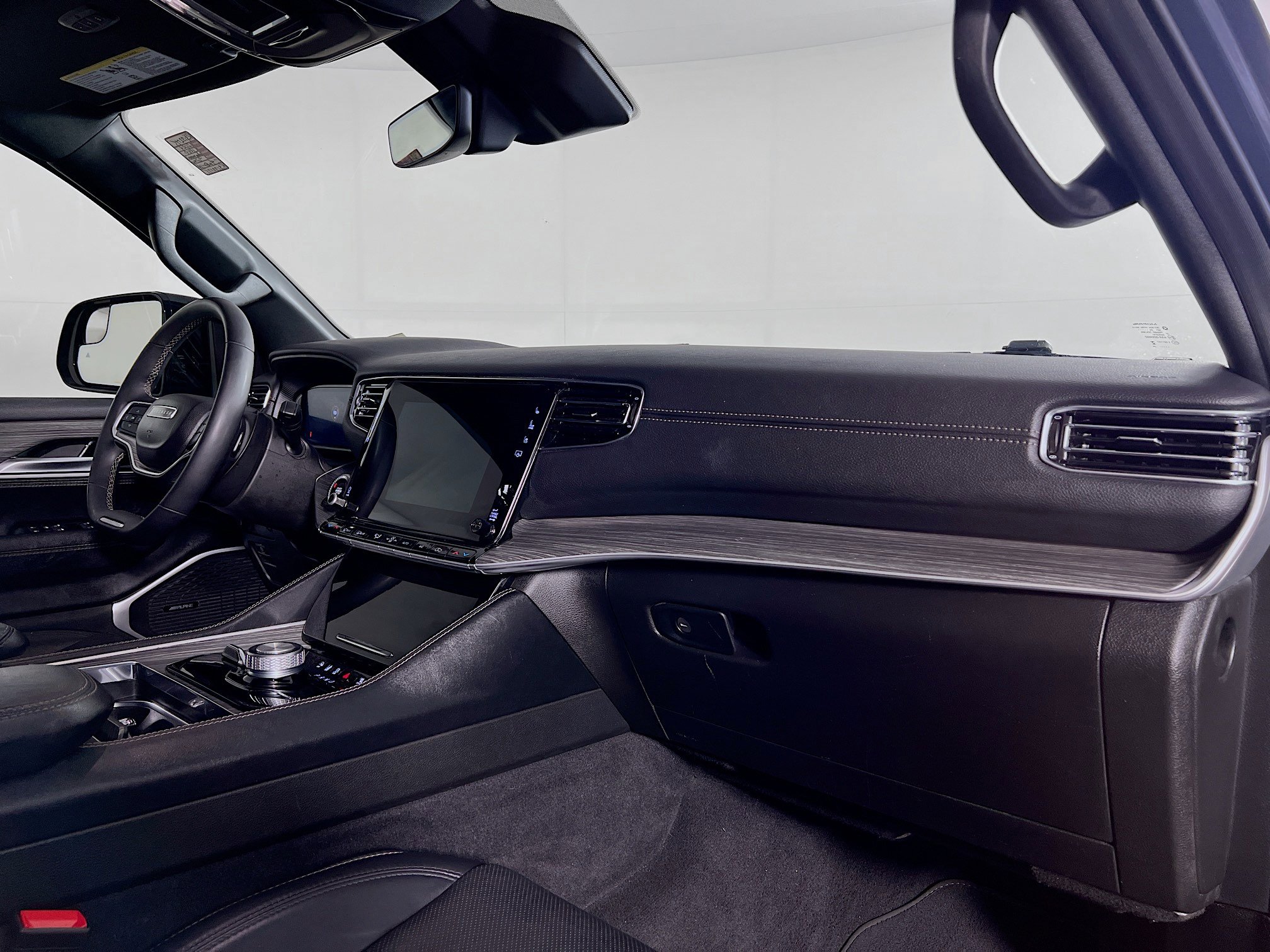 Used 2024 Jeep Wagoneer L Series II w/ Flexible Seating Group image 27