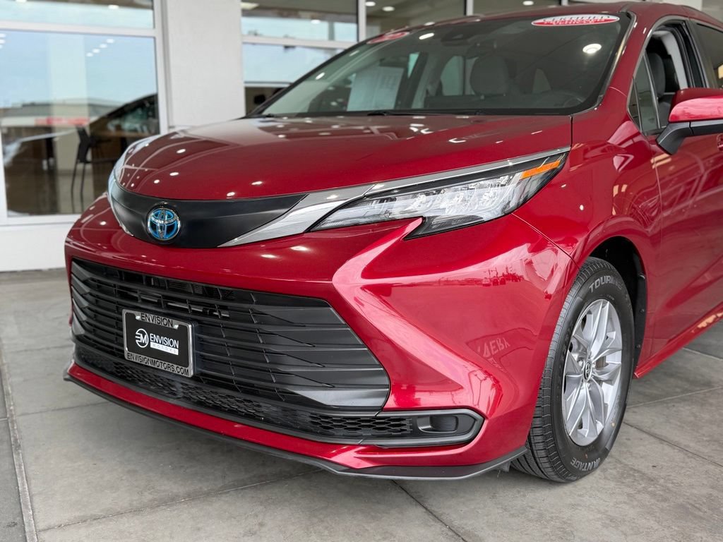 Certified 2022 Toyota Sienna LE AWD/4WD image 3