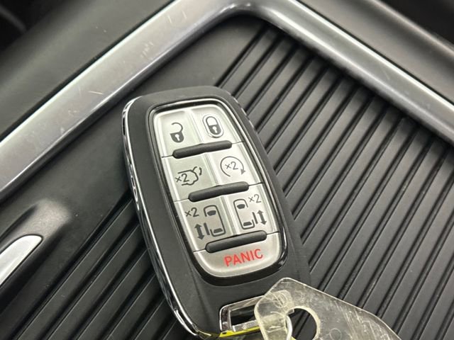 Used 2023 Chrysler Pacifica Touring-L image 39