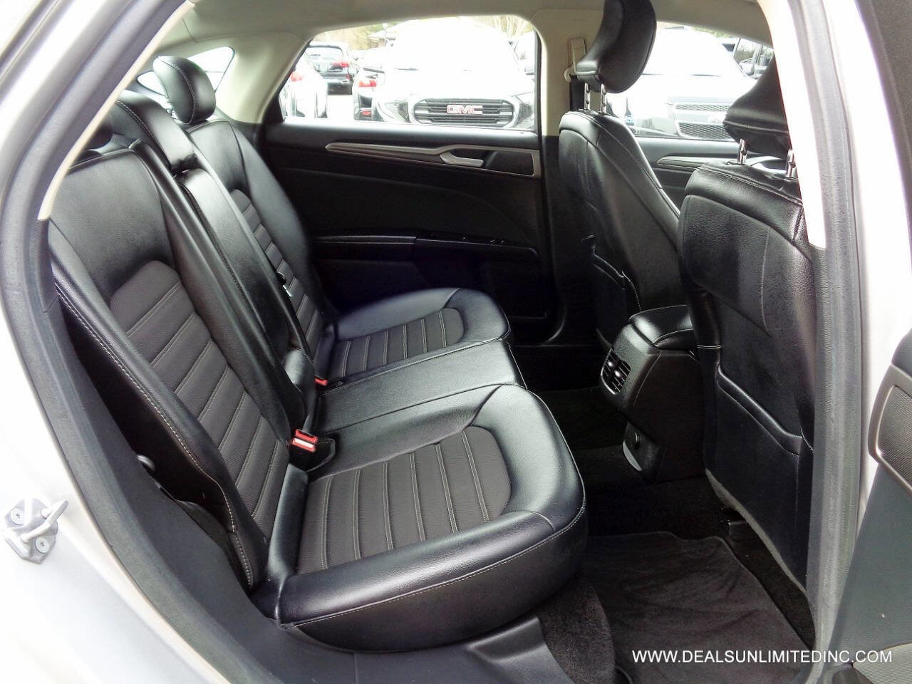 Used 2017 Ford Fusion SE image 16