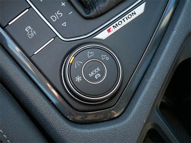 Used 2018 Volkswagen Tiguan SE w/ Panoramic Sunroof Package image 23