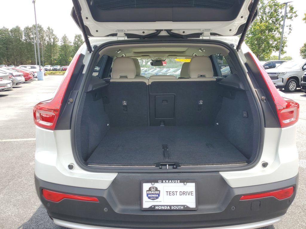 Used 2023 Volvo XC40 B5 Plus AWD/4WD image 9