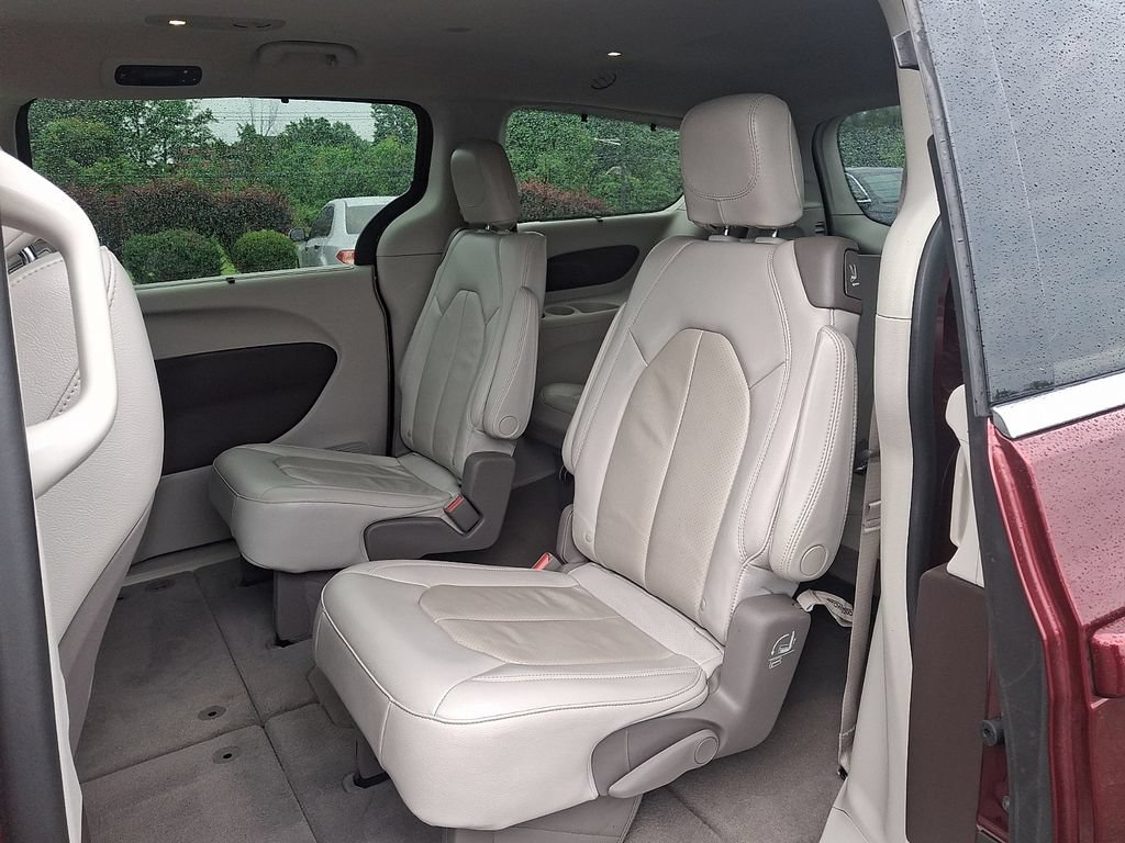 Used 2021 Chrysler Pacifica Touring-L FWD image 10