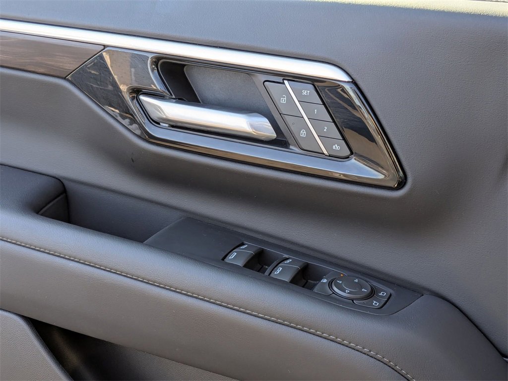 Used 2025 Chevrolet Suburban Z71 image 14