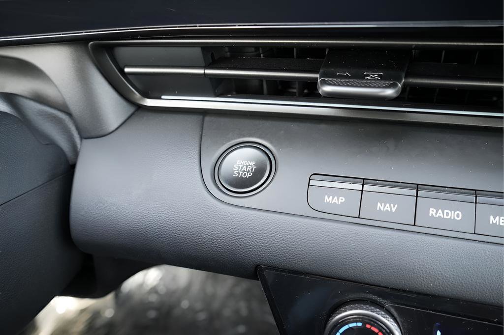 Used 2025 Hyundai Elantra SEL FWD image 29