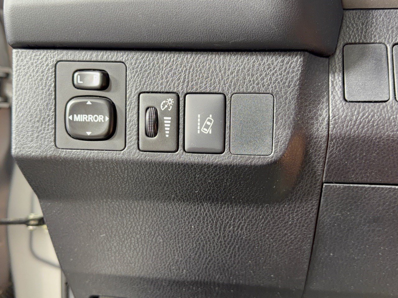 Used 2018 Toyota RAV4 LE FWD image 20