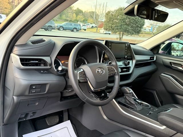 Used 2021 Toyota Highlander XLE FWD image 16