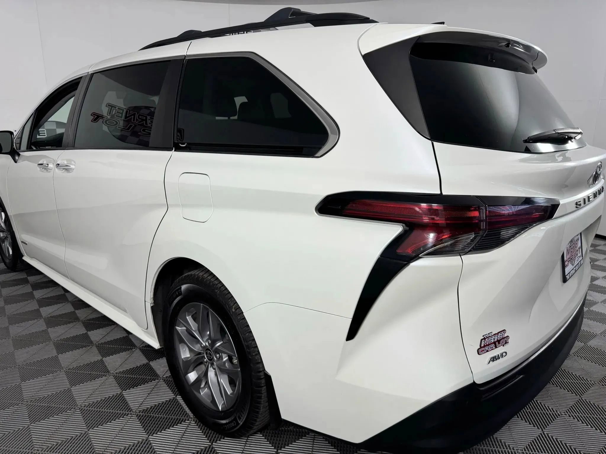 Used 2021 Toyota Sienna XLE image 25