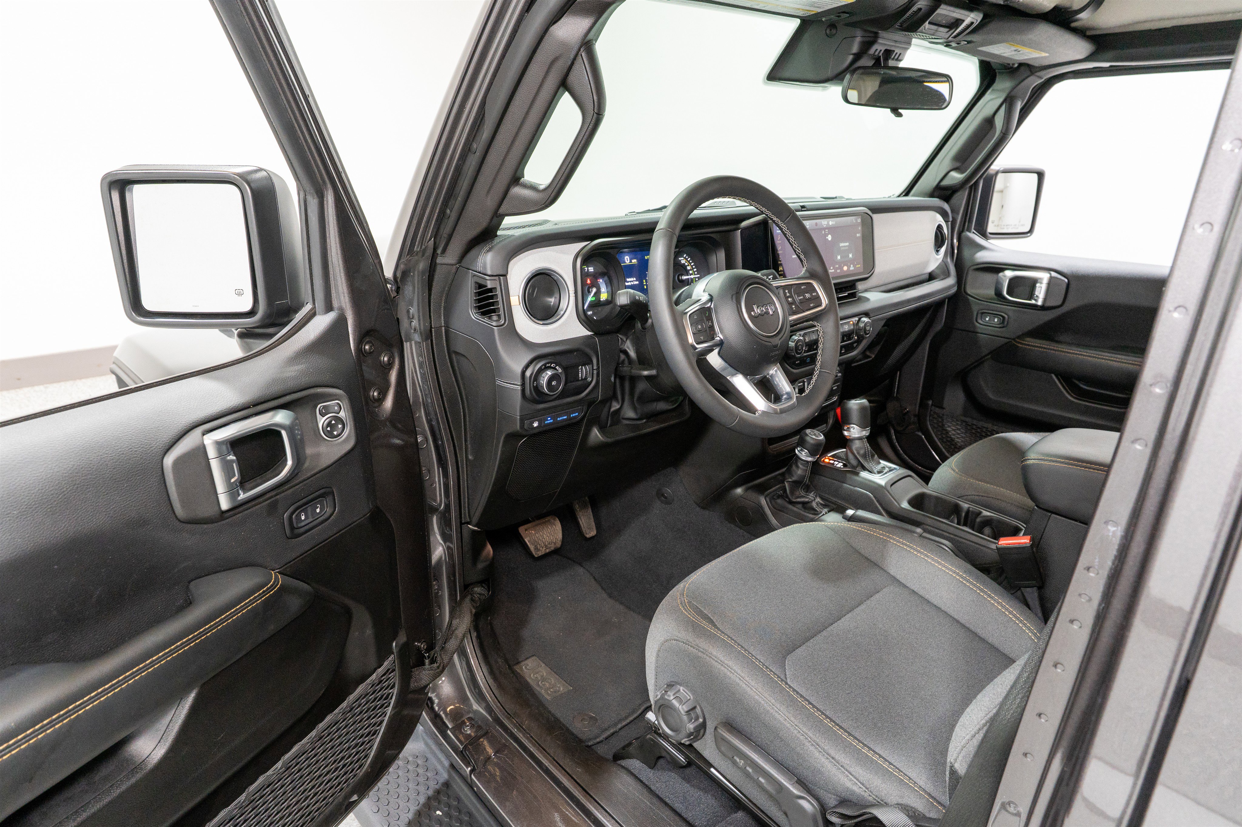 Used 2025 Jeep Wrangler Sahara AWD/4WD image 12