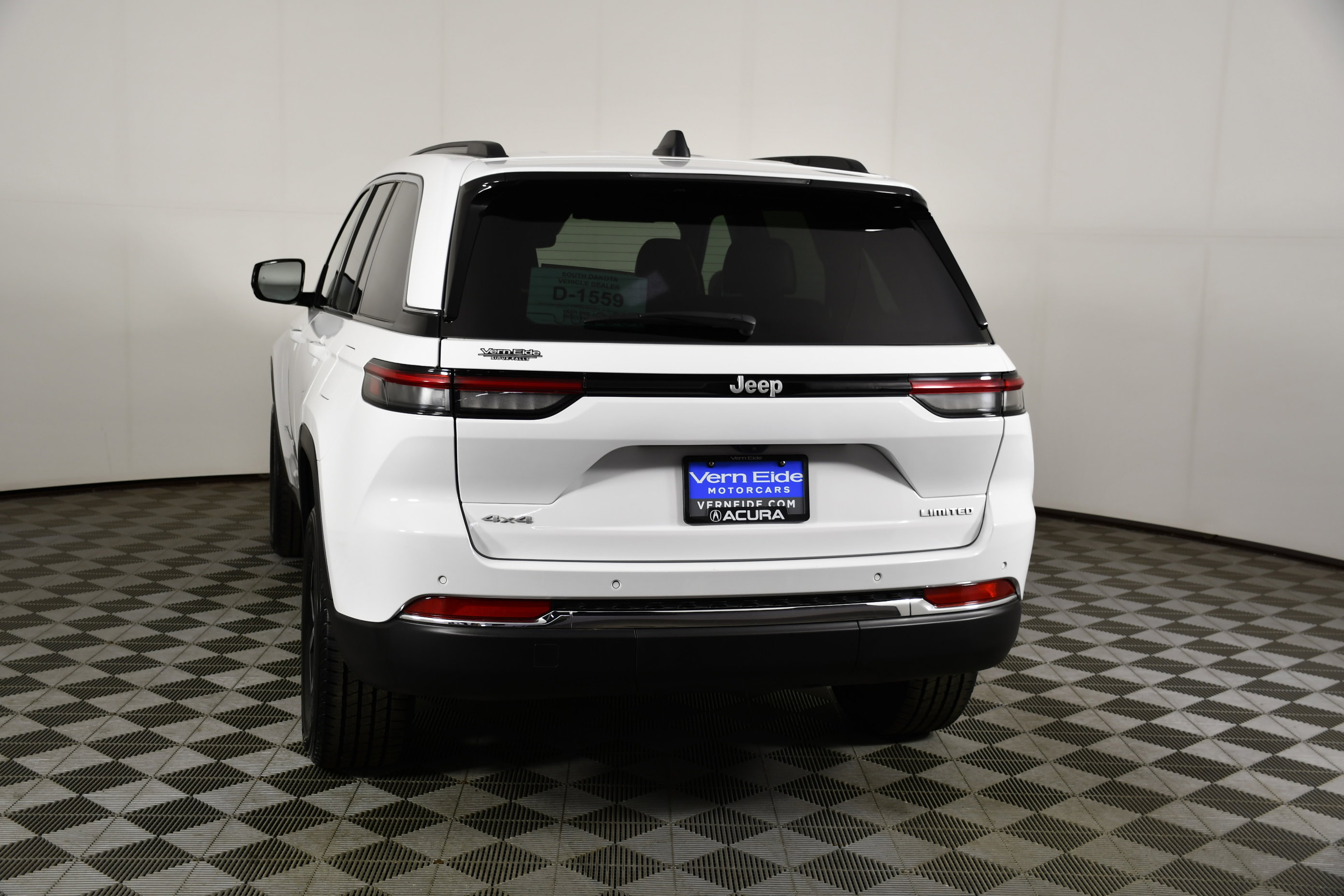 Used 2024 Jeep Grand Cherokee Limited AWD/4WD image 7