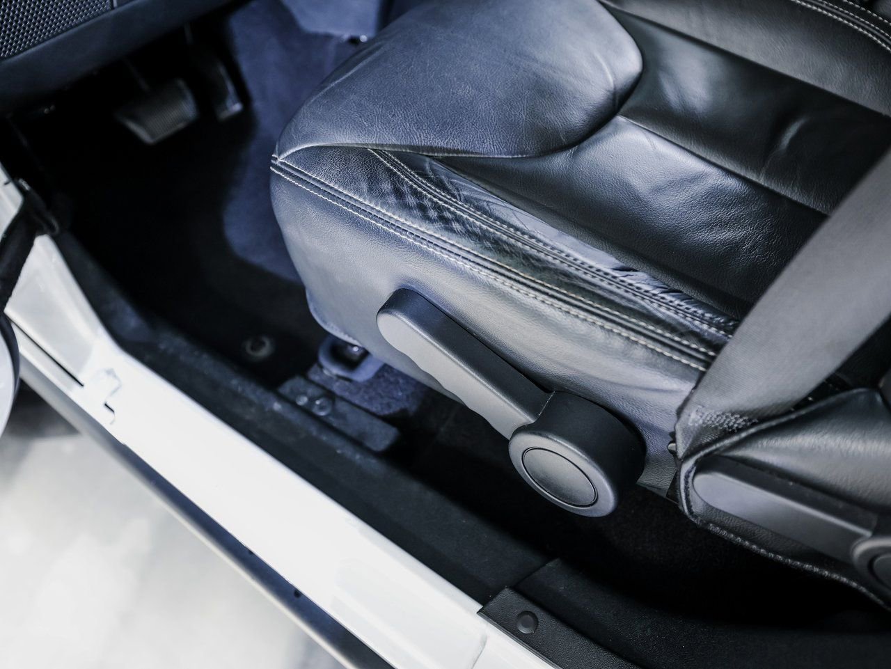 Used 2017 Jeep Wrangler Unlimited Rubicon w/ Connectivity Group image 13