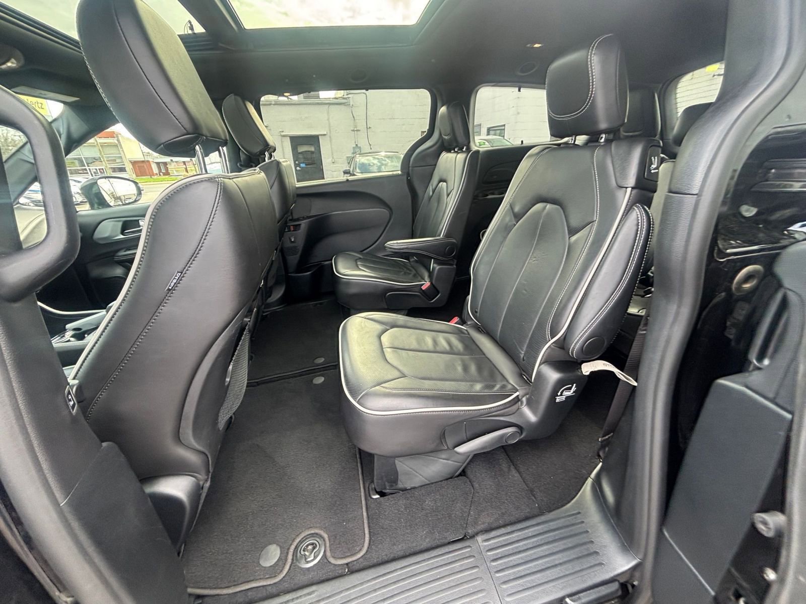 Used 2025 Chrysler Pacifica Limited image 29