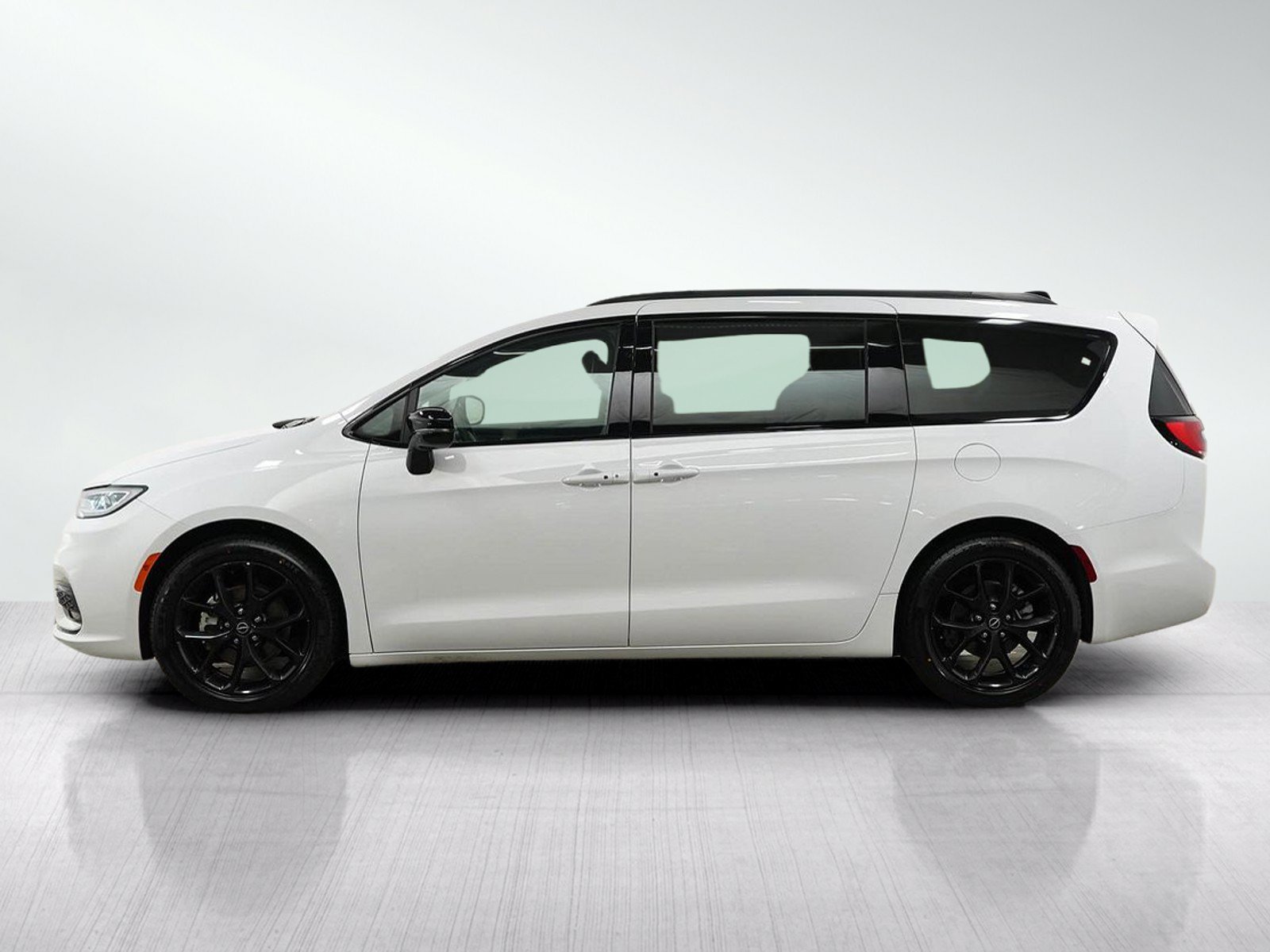 Used 2025 Chrysler Pacifica Limited FWD image 2