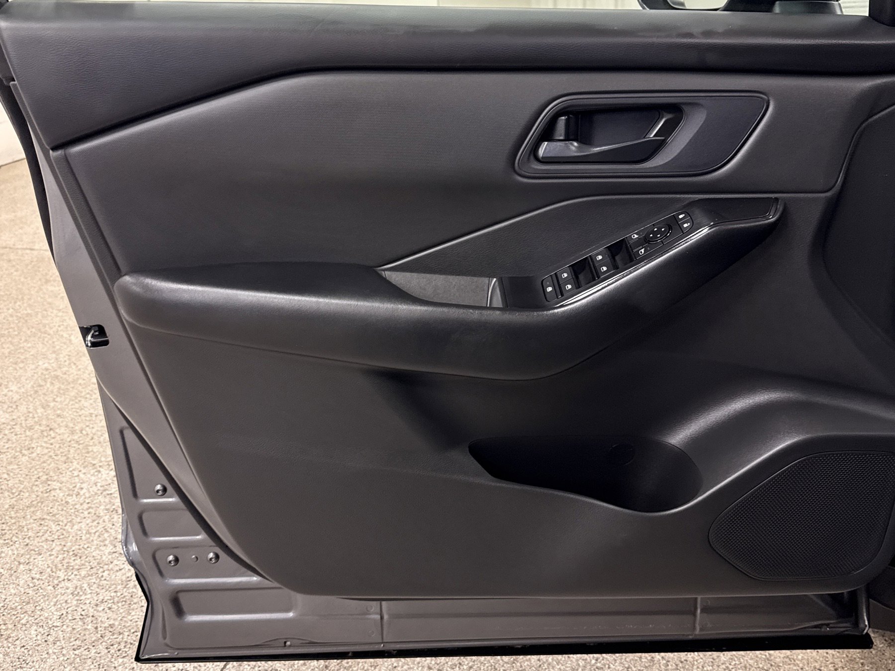Used 2025 Nissan Rogue S image 3