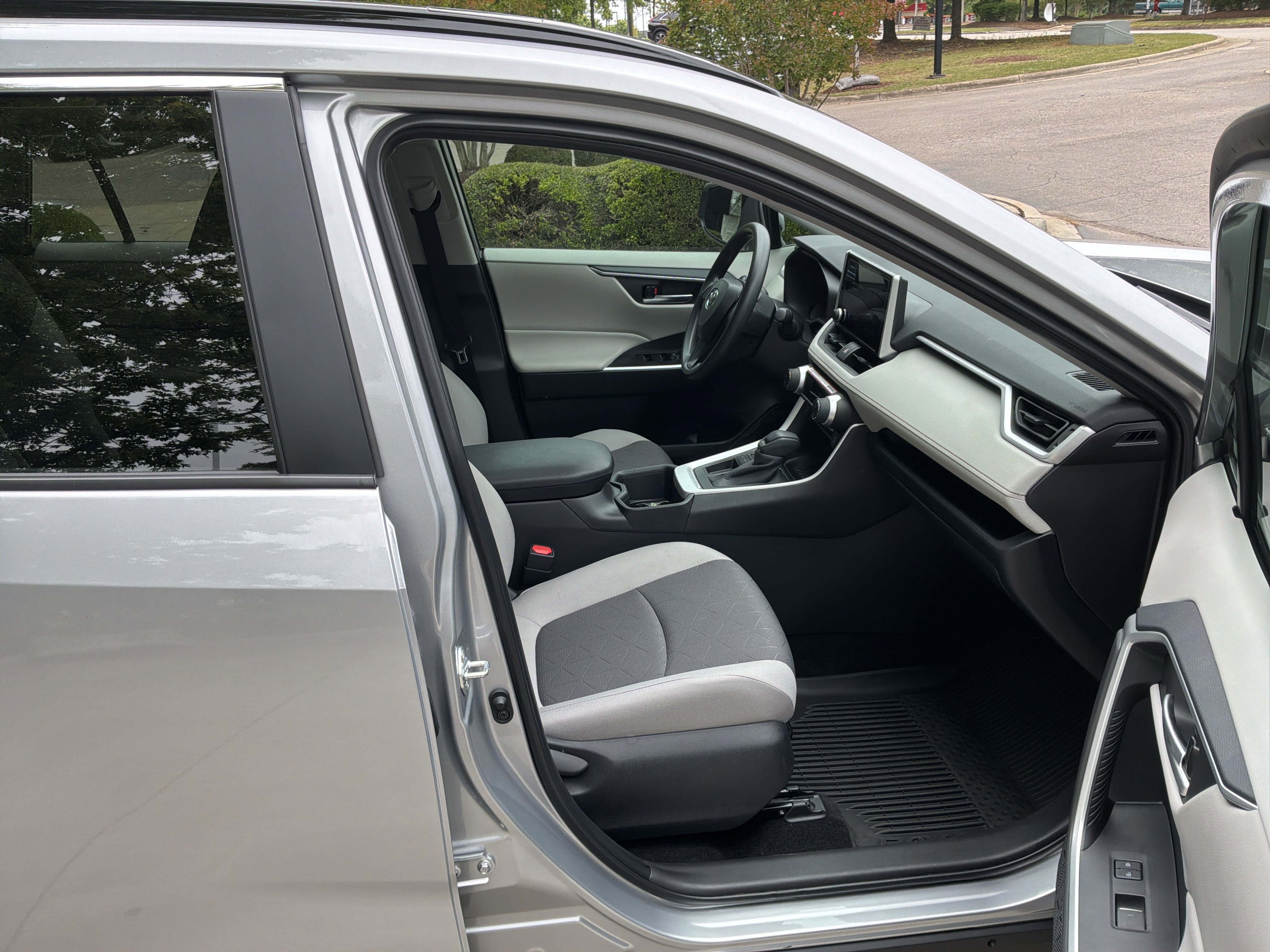 Used 2025 Toyota RAV4 XLE w/ Convenience Package FWD image 33