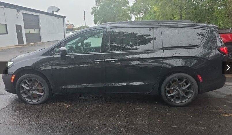 Used 2023 Chrysler Pacifica Touring-L w/ S Appearance Package AWD/4WD image 3