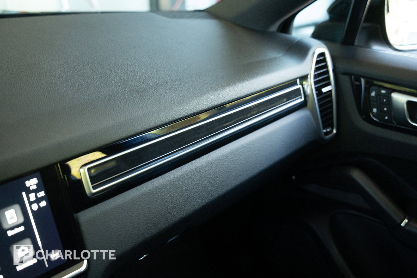 Used 2022 Porsche Cayenne S image 25