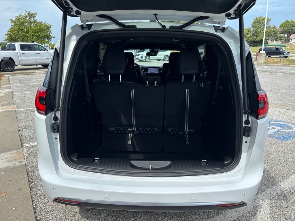 New 2027 Chrysler Pacifica Select FWD image 15