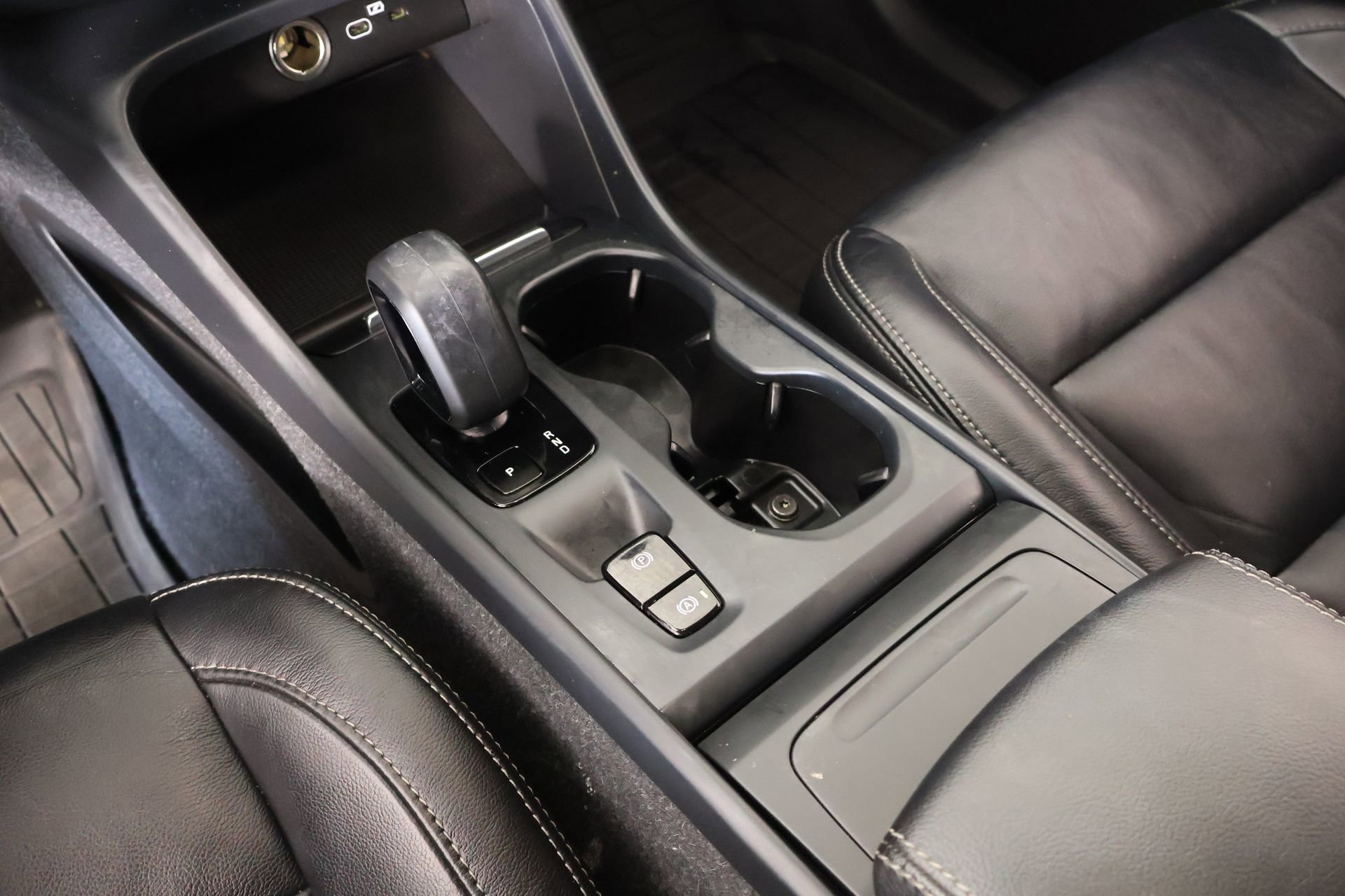 Used 2023 Volvo XC40 B5 Core image 8