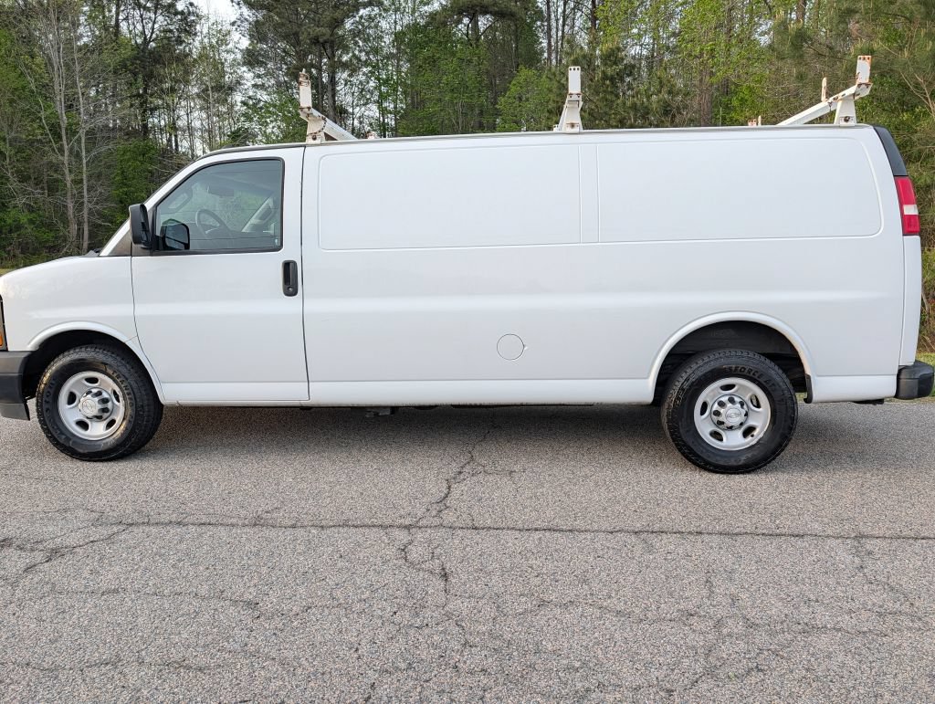 Used 2017 Chevrolet Express 3500 Extended RWD image 2
