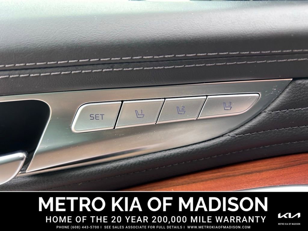 Used 2020 Kia K900 Luxury w/ VIP Package image 16