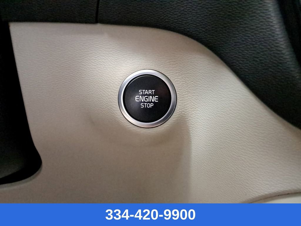 Used 2022 Volvo XC40 T5 Momentum image 18