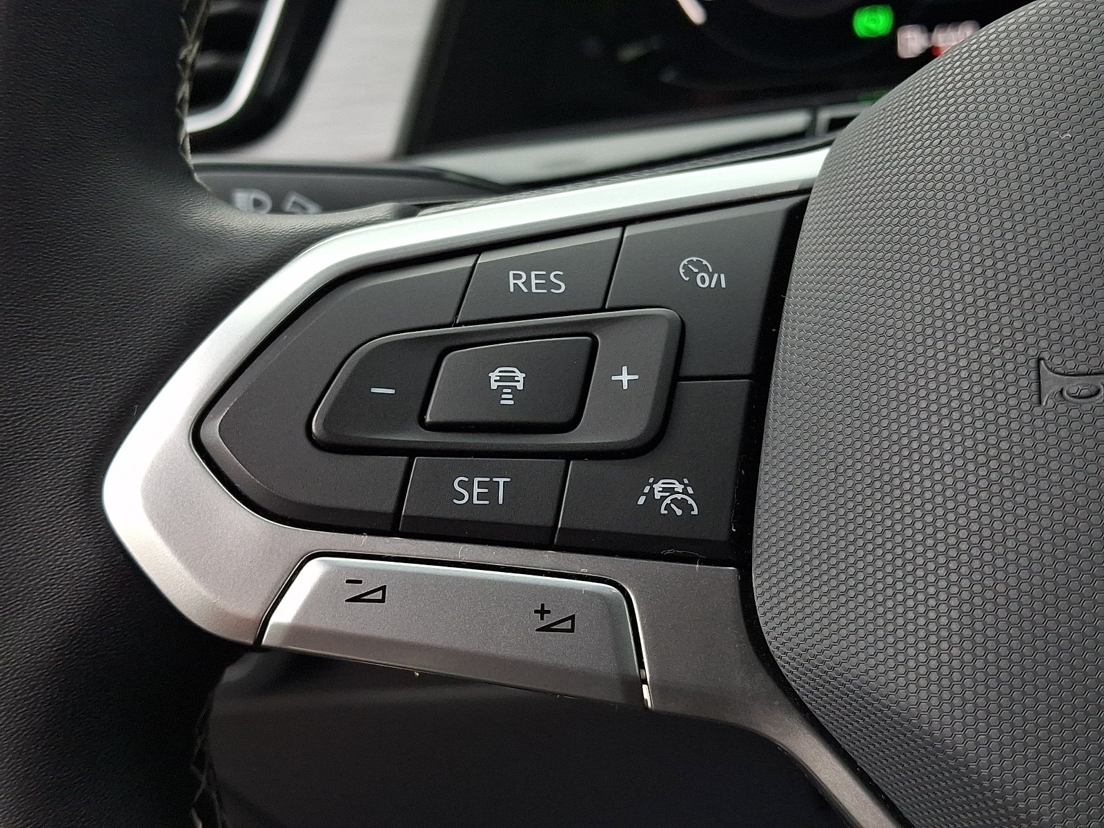 Used 2024 Volkswagen Atlas Cross Sport SE AWD/4WD image 19
