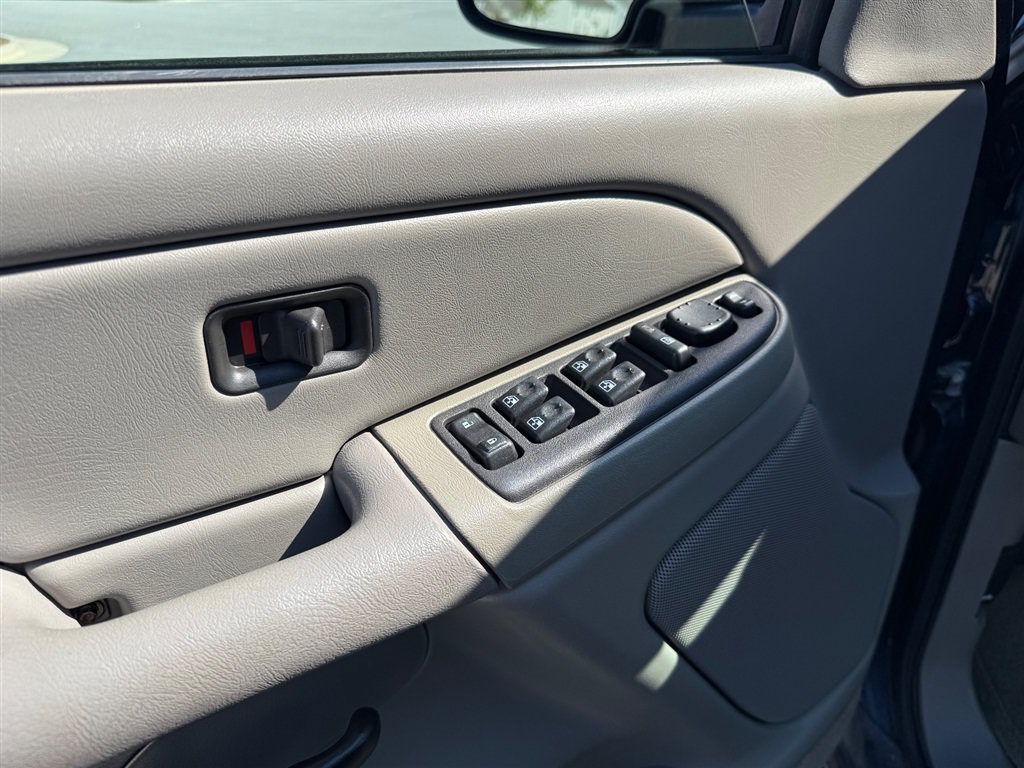 Used 2004 Chevrolet Suburban LS RWD image 19