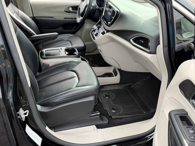 Used 2024 Chrysler Pacifica Touring-L image 26