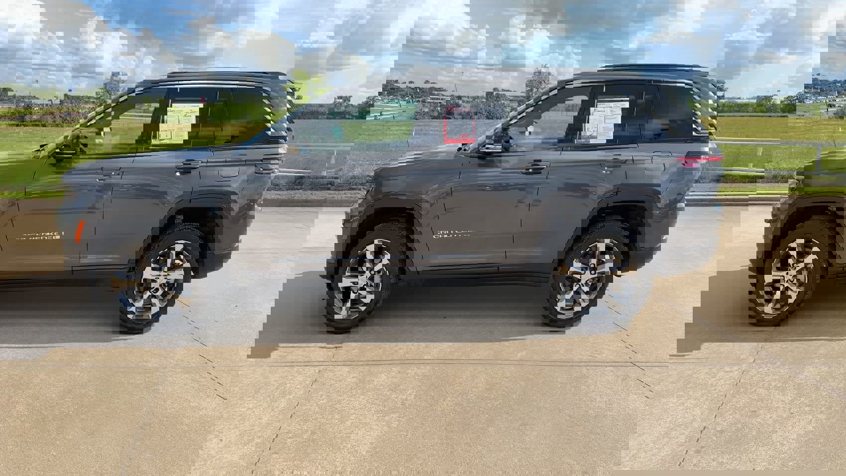 Used 2025 Jeep Grand Cherokee Limited image 4