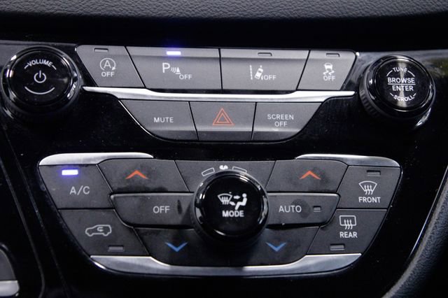 Used 2025 Chrysler Pacifica Select image 33