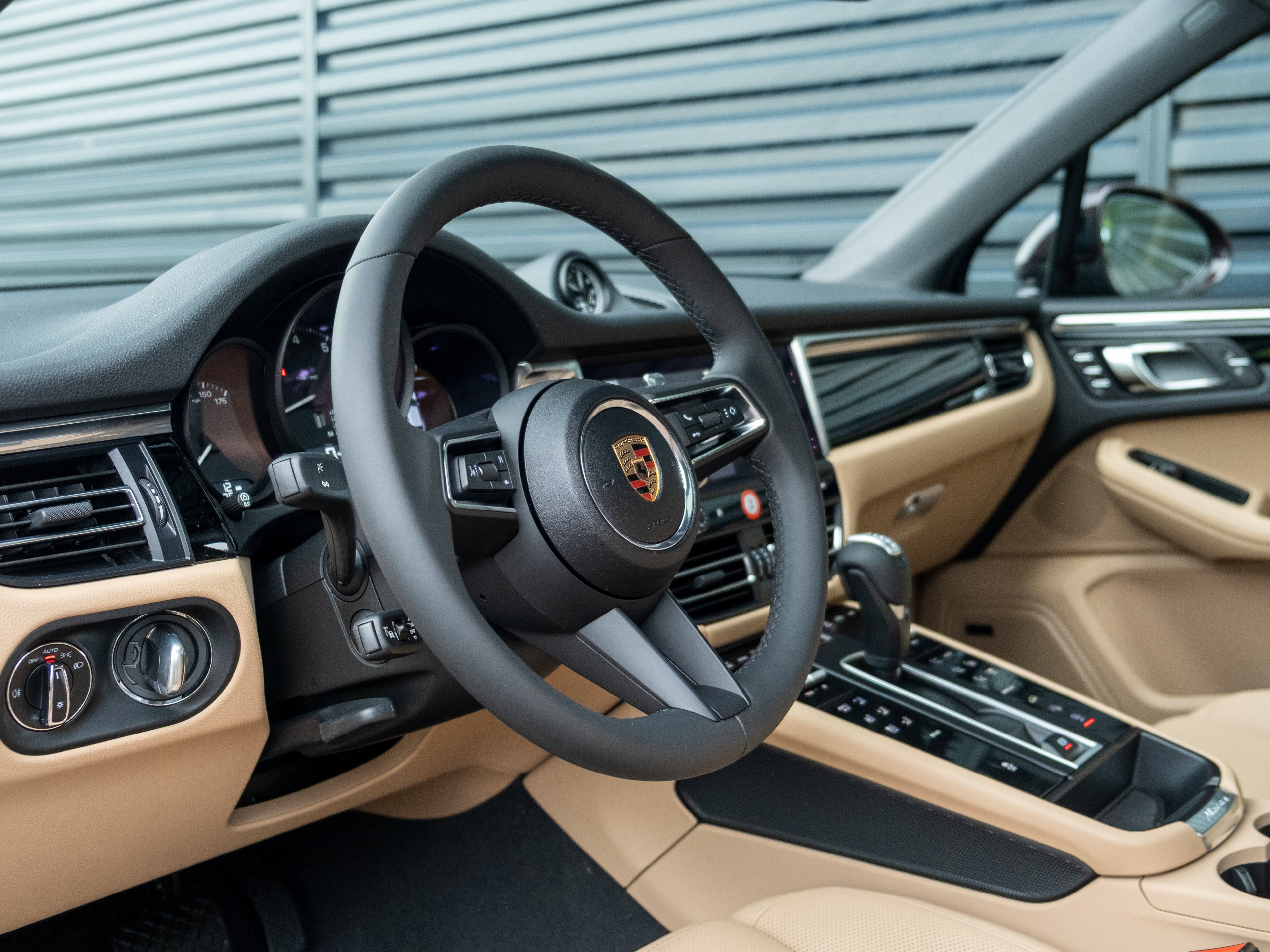 Certified 2025 Porsche Macan image 4