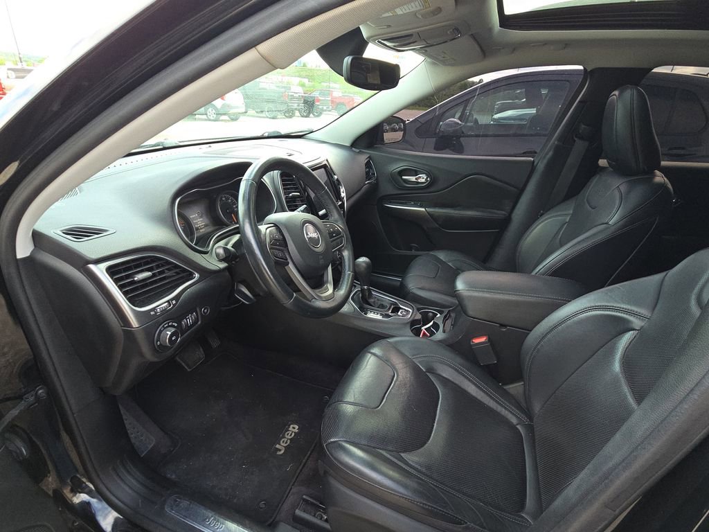 Used 2019 Jeep Cherokee Limited w/ Luxury Group AWD/4WD image 8