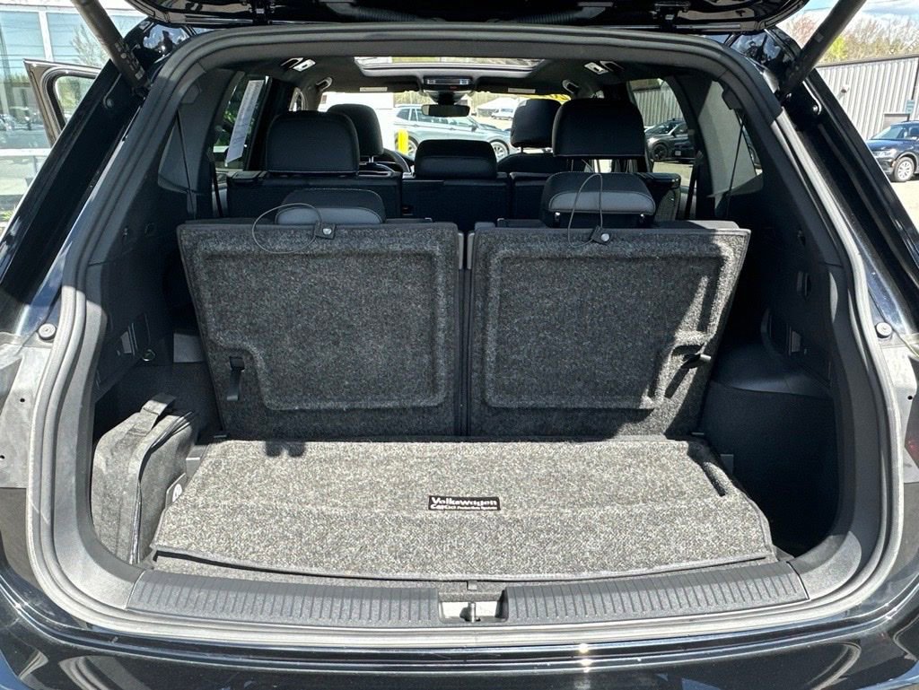 Used 2024 Volkswagen Tiguan SE R-Line FWD image 26