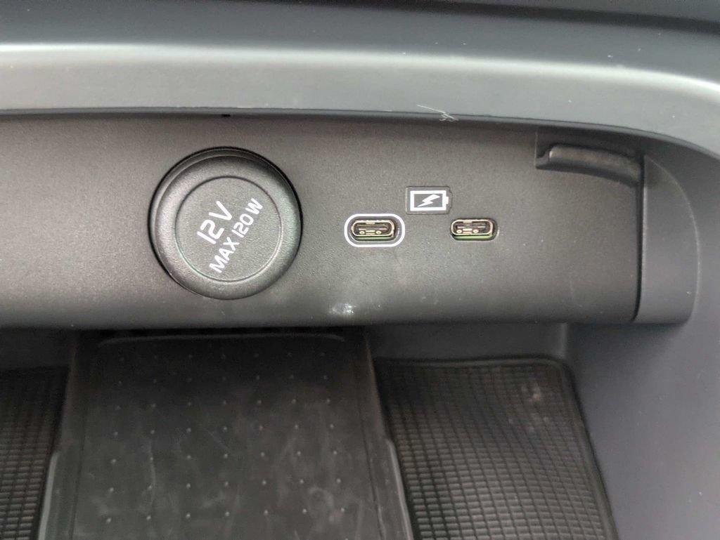 Certified 2025 Volvo XC40 B5 Core AWD/4WD image 24