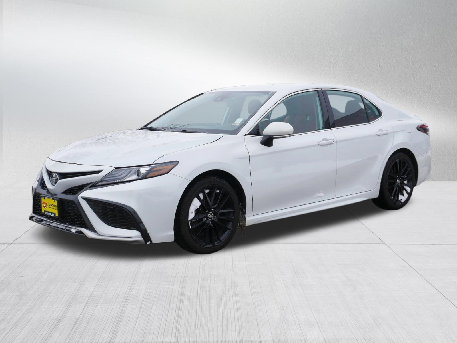 Used 2023 Toyota Camry XSE FWD image 3