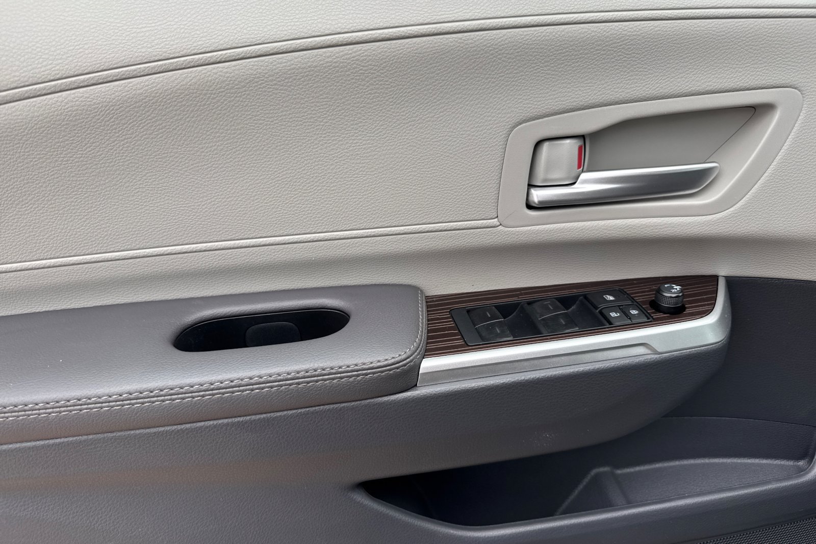 Certified 2024 Toyota Sienna XLE FWD image 13