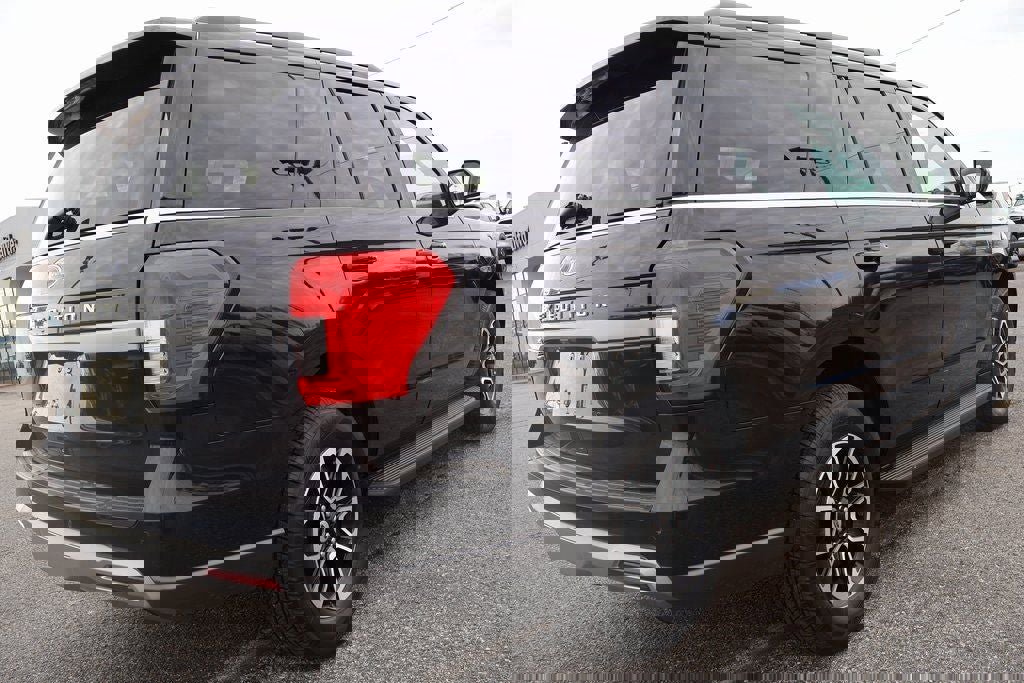 Used 2024 Ford Expedition XLT image 3