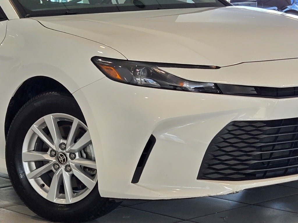 Used 2025 Toyota Camry LE AWD/4WD image 2